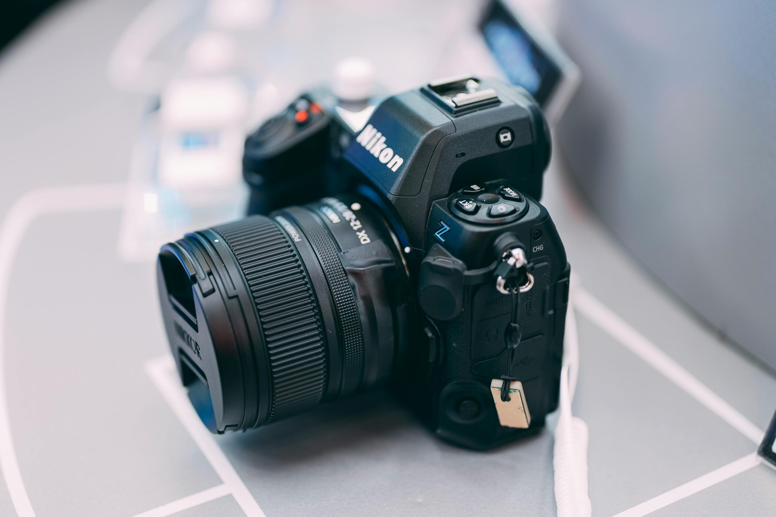 A DSLR camera with lens on a table, showcasing modern photography equipment.